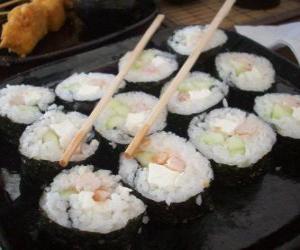 yapboz chopsticks ile Japon gıda, o maki olarak bilinen suşi deniz yosunu ile haddelenmiş çünkü